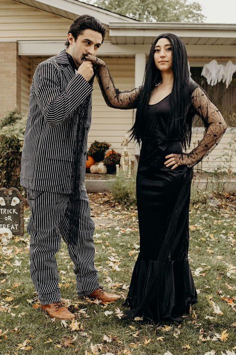 The best Halloween costumes for couples that will totally steal the show! Halloween Casal, Best Halloween Costumes For Couples, Iconic Couples, Halloween Costumes Plus Size, Funny Couple Costumes, Costumes For Couples, Unique Couple Halloween Costumes, The Best Halloween Costumes, Couple Halloween Costumes For Adults