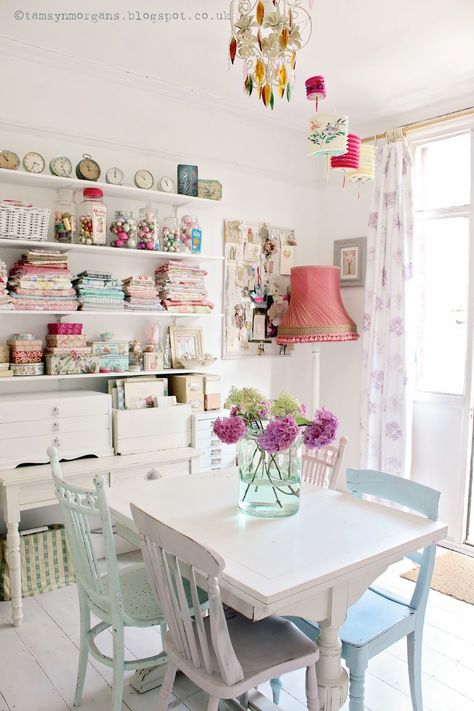 Shabby Chic Craft Room, Chic Workspace, Shabby Chic Apartment, Cottage Cozy, Studio Spaces, Shabby Chic Wall Decor, Apartment Chic, Estilo Shabby Chic, Dream Craft Room