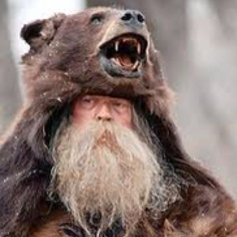 Where can I get me one of them bear skin coats? Man With A Beard, Symbole Viking, Mountain Men, Wilde Westen, True Grit, Beard Life, Kendo, Mountain Man, 인물 사진