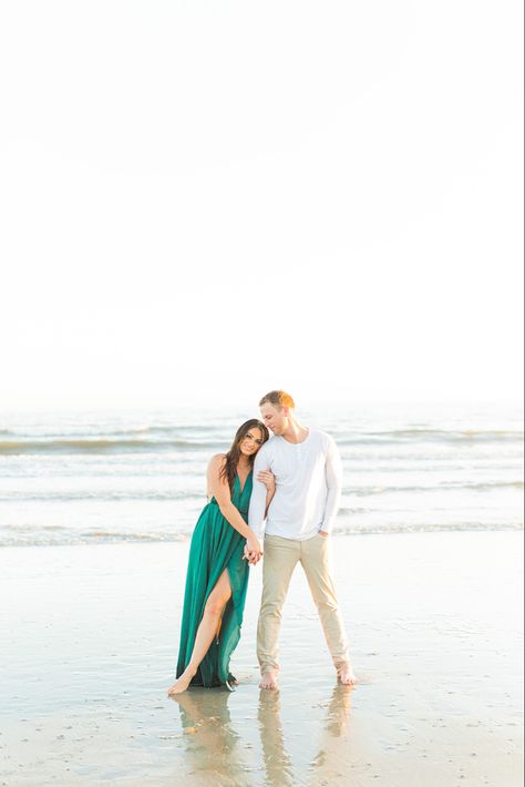 Beach Side Photoshoot Ideas, Poses Vacation, Couples Beach Photography, Beach Photo Session, Couple Running, Beach Couple, Engagement Photo Ideas, Pre Wedding Poses, Couple Pose