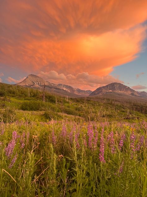 #sunset #summer #mountain #granola #mountains #glaciernationalpark #summeraesthetic #travel #vacation #roadtrip #views Pretty Mountain View, Sunrise On Mountains, Sunset Hike Aesthetic, Utah Sunset Aesthetic, Pretty Mountains Aesthetic, Sunrise Pictures Mountains, Sunrise Mountain Aesthetic, Summer Aesthetic Mountains, Summer In The Mountains Aesthetic