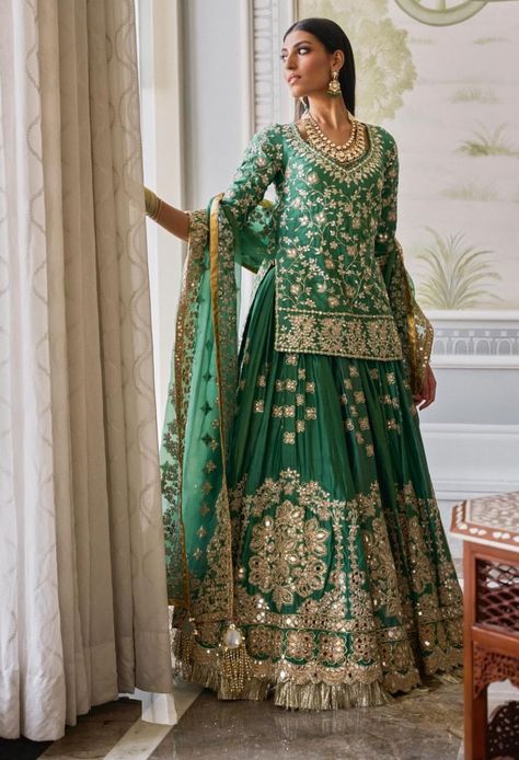 Mehendi Sharara Outfits, Heavy Sharara Suits For Wedding, Punjabi Wedding Bridesmaids, Sagan Dress, Garara Design, Garara Designs, Suit Stitching, Mehendi Dress, Green Sharara