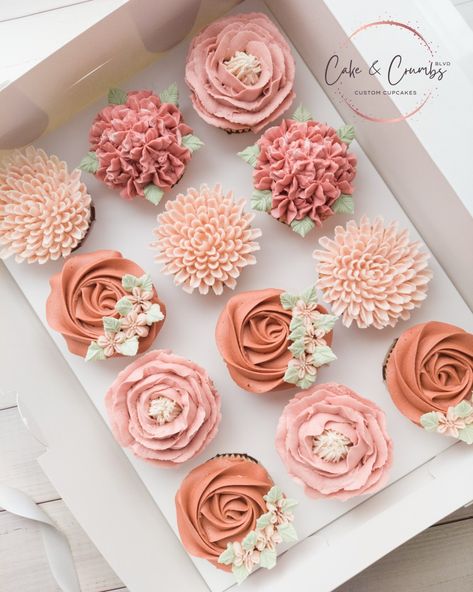 Blush Pink Cupcakes, Dahlia Cupcakes, Decorative Cupcakes, Cupcake Cake Designs, Floral Cupcakes, Pink Cupcakes, Cupcake Cake, Yummy Desserts, Third Birthday