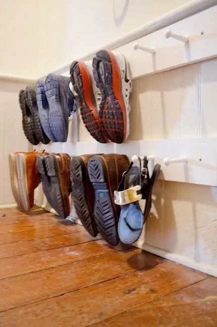 Pegboard shoe rack for a future mudroom? Shoes Hanging, Diy Shoe Storage, Diy Shoe Rack, Apartment Storage, Smart Tiles, Small Closet, Laundry Mud Room, Closet Bedroom, Shoe Organizer