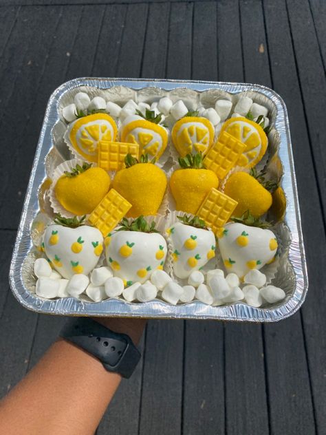 Lemon Chocolate Covered Strawberries, Yellow Dipped Strawberries, Chocolate Covered Strawberries Yellow, Spring Chocolate Covered Strawberries, Summer Chocolate Covered Strawberries, Yellow Chocolate Covered Strawberries, Strawberry Business, Berry Ideas, Sweets Business