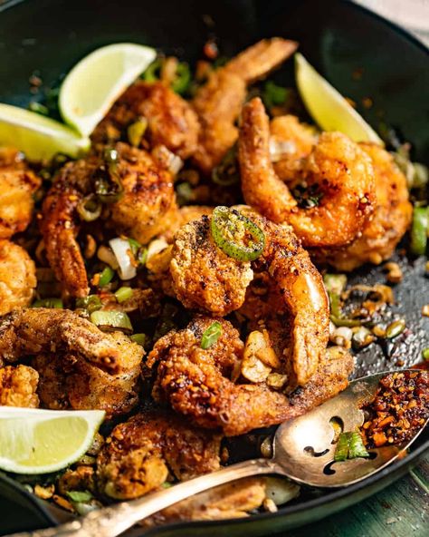 Salt and Pepper Shrimp is a Chinese dish that features fried shrimp and seasoned with salt, black pepper, and tossed in ginger and garlic. Pepper Shrimp Recipe, Popular Chinese Dishes, Bang Bang Sauce, Sauce Au Poivre, Salt And Pepper Shrimp, Seafood Diet, Pepper Shrimp, Bang Bang Shrimp, Delicious Seafood Recipes