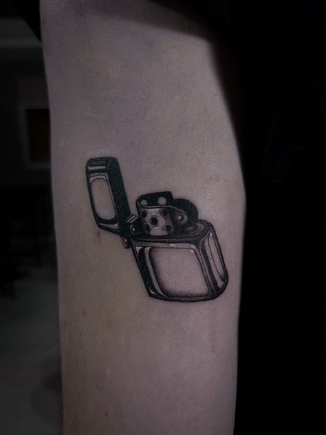 Tattoo, zippo hecho en línea fina, sombras y reflejos Zippo Tattoo, All Seeing Eye, Tattoo Inspo, Tattoos And Piercings, Small Tattoos, Tatting, Tattoo Ideas, Piercings, Collage