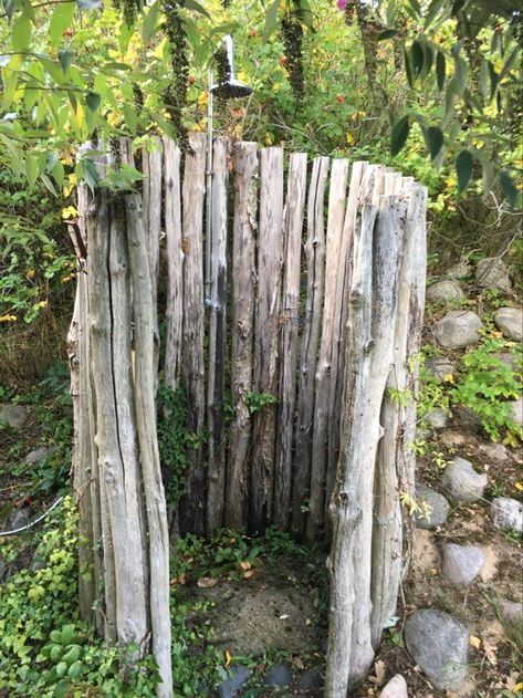 Outdoor Shower Rustic, Diy Outdoor Shower Ideas How To Build, Outdoor Restroom Ideas Rustic, Offgrid Outdoor Bathroom, Wood Fired Outdoor Bath, Outdoor Bathroom Ideas Backyards, Rustic Outdoor Bathroom, Wall Shower Ideas, Outdoor Shower Zen Garden