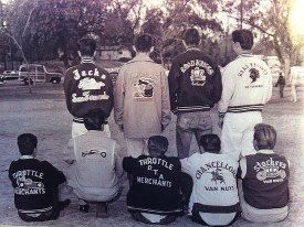 Car club/gangs in the 1950's in San Fernando Valley #myhood #barrio Vintage Le Mans, Club Jacket, Vintage Hot Rod, Teddy Boys, West Side Story, Mens Fashion Urban, Motorcycle Clubs, Psychobilly, Vintage Motorcycles