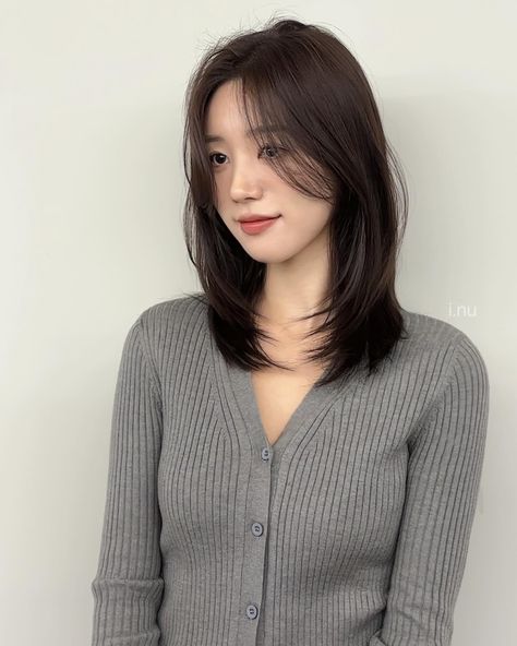 Low Maintenance Haircut Asian, Medium Length Haircut Asian Round Faces, Asian Medium Haircut, Asian Mid Length Hair, French Layered Haircut, Medium Length Haircut Japanese, Asian Medium Length Hair With Layers, Shoulder Length Hair Asian, Asian Shoulder Length Hair