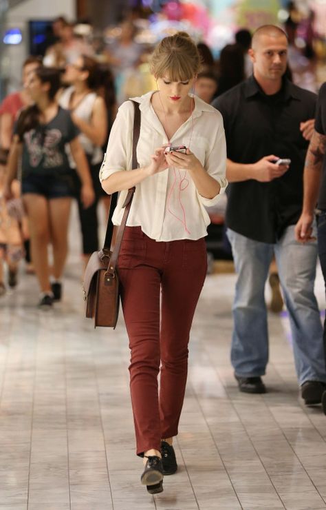 Taylor Swift Inspired Outfits, Taylor Swift Casual, Taylor Swift 2012, Taylor Swift Fashion, Taylor Swift Street Style, Red Era, Taylor Swift Inspired, Taylor Swift Red, Taylor Swift Outfits