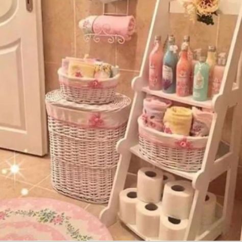 Croquette Bathroom, Coquette Laundry Room, Kawaii Bathroom Decor, Bathroom Decor Cute, Kawaii Bathroom Ideas, Cutecore Bathroom, Kawaii House Decor, Coquette Bathroom, Cute House Decor