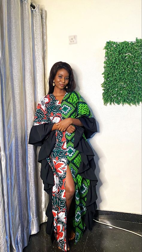 Simple kaftan dress with ruffles diy tutorial Simple Kaftan, Boubou Styles, Nigerian Outfits, Bubu Gown Styles, Stylish Naija, African Party Dresses, African Print Maxi Skirt, Kaftan Designs, Dress Tutorial