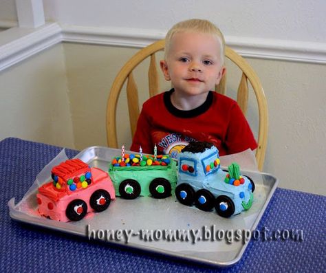 Honey Mommy: Easy Train Cake Easy Train Cake, Simple Train Cake, Train Birthday Cakes For Boys, Diy Train Cake, Train Cupcake Cake, Train Cakes For Boys, Train Cake Ideas, Train Birthday Cake, Train Cake