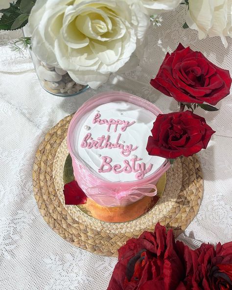 Cake and real roses once again but another version 🥰 This is a bento cake with red roses 🌹🎂 HOW GORGEOUS! Simple yet elegant gift ♥️ #cake #cakestyle #cakes #floralcakes #floraldesign #realflowers #redroses #bentocake #bentobox #bento #koreancake #smallbusinessowner #smallcakes #baker #bakery Cake With Red Roses, Korean Cake, Bento Cake, Fashion Cakes, Gift Cake, Bento Box, Real Flowers, Elegant Gift, Red Roses