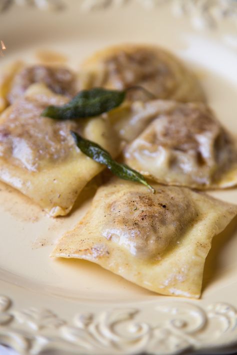 Pear Ravioli, Italy Pasta, Chestnut Recipes, Mediterranean Foods, Homemade Pasta, Linguine, Winter Food, Italian Food, Ravioli