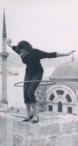 Rooftop hooping. I think this is how I died in my past life. Hoops Aesthetic, Istanbul Guide, Old Istanbul, Artsy Photography, Hoop Dance, Hula Hoops, Flow Arts, Senior Photoshoot, Vintage Circus