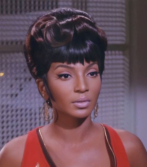 #1 Source for Black Women! on Instagram: “Nichelle Nichols on "Star Trek" (1968).” 60s Eye Makeup, Black Latina, Nyota Uhura, Black Supermodels, Nichelle Nichols, Vintage Black Glamour, Black Hollywood, Black Femininity, Winged Eyeliner