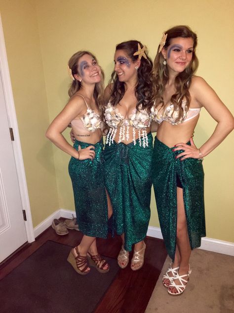 Little Mermaid Halloween Costume, Halloween Costumes Cowgirl, Mermaid Shell Bra, Homemade Mermaid Costumes, Bra Diy, Mermaid Halloween Costume, Blonde Halloween Costumes, Mermaid Costume Diy, Mermaid Halloween Costumes