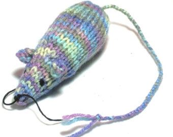 Cat Toy Mouse, Catnip Mouse, Animal Knitting, Knitted Toys Free Patterns, Animal Knitting Patterns, Knitting Toys, Knit Toys, Knitted Cat, Cat Mouse