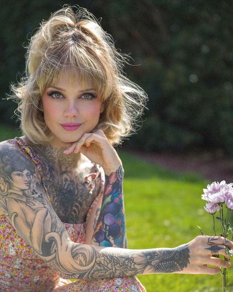 Tattoo Model Women, Older Women Tattoos Over 50, Full Body Tattoos For Women, Old People With Tattoos, Full Body Tattoo Women, Tattooed Grandma, Older Women With Tattoos, Tattoo Regret, Old Women With Tattoos