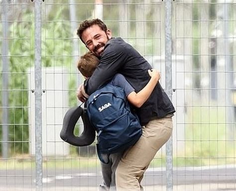 Ben Affleck Reunites With Jennifer Garner and Kids and Their Affectionate Hug Causes Mixed Reactions Ben Affleck Jennifer Garner, Anadearmas And Ben Affleck, Ben And Casey Affleck, Ben Affleck Movies, Ben Affleck Kids, Jennifer Garner Kids, Ben And Jennifer, Ben Affleck And Jennifer Garner, Ben And Jen