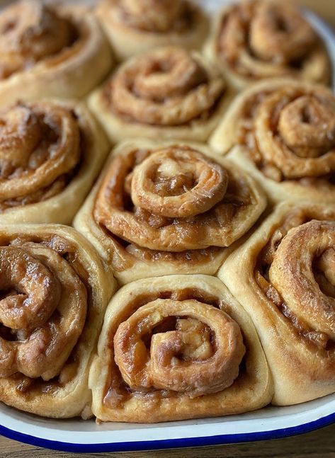 These simple Apple Butter Cinnamon Rolls are perfect for cozy mornings or festive gatherings. This is the perfect Fall easy dessert recipe. Butter Cinnamon Rolls, Cinnamon Roll Recipe Homemade, Apple Butter Recipe, Apple Cinnamon Rolls, Coffee Trailer, Butter Cinnamon, Cinnamon Rolls Easy, Easy Dessert Recipe, Breakfast Sweets