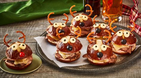 Reindeer Sliders, Roast Beef Sliders Recipes, Roast Beef And Cheddar, Cheeseboard Recipe, Sliders Recipes Beef, Roast Beef Sliders, Farm Cheese, Cheese Brands, Beef Sliders