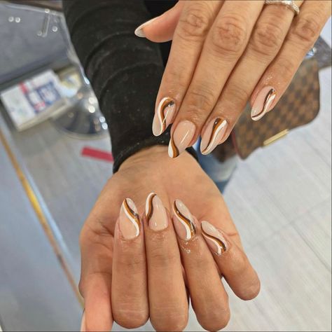 Fall Swirly Nails, Nails Curvy Lines, Swirly Brown Nails, Swirly Nail Designs Almond, Nail Inspo Wavy Lines, Swirly Fall Nails, Coffee Color Nails Designs, Brown Swirls Nails, Fall Nails Swirl Design