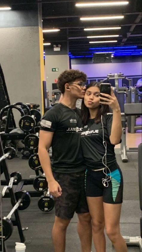 Gym Partner Pictures, Gym Couple Poses, Couple Poses Ideas, Gym Poses, Gym Couple, Gym Partner, Secret Photo, Gym Buddy, Couple Goals Teenagers Pictures