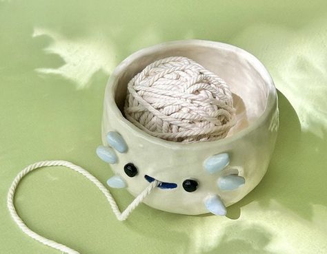 Yarn Ceramic Bowls, Pottery Knitting Bowls, Yarn Holder Clay, Yarn Holder Ceramic, Crochet Pottery, Yarn Bowls Diy, Clay Yarn Bowl, Crochet Yarn Bowl, Knitting Corner