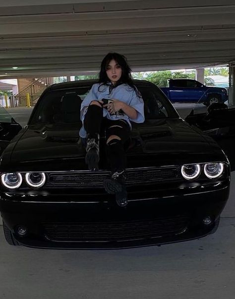 Doj Chalnjer Car, Poses With Car, Car Girl Aesthetic, Car And Girl, New Car Photo, Classic Car Photoshoot, Car Poses, Bmw Sport, Cars Girls