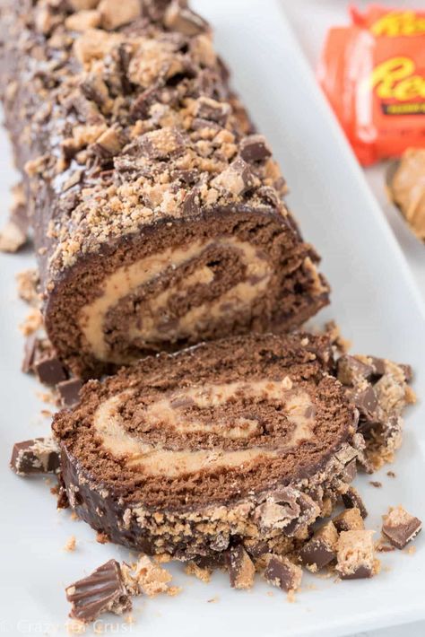 Peanut Butter Cake Roll Recipe, Peanut Butter Cake Roll, Oreo Dort, Cup Desserts, Butter Desserts, Chocolate Peanut Butter Desserts, Cake Roll Recipes, Chocolate Roll, Cake Chocolat