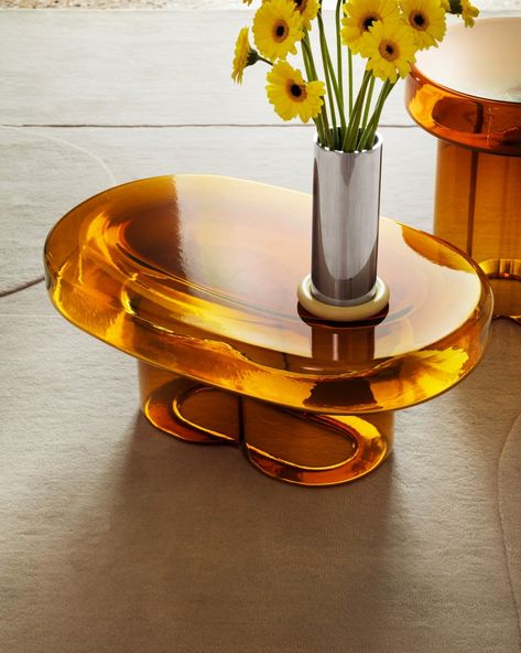 Estilo Kitsch, Coffee Side Table, Italian Furniture Brands, Oval Coffee Table, Glass Side Tables, Oval Coffee Tables, Display Furniture, Oval Table, Alvar Aalto