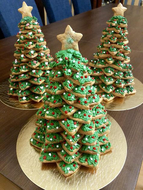 Gingerbread Christmas Tree Cookies, Gingerbread Trees Christmas Cookies, Stacked Cookie Christmas Tree, Tree Gingerbread Cookies, Christmas Tree Cookie Tower, Cookie Christmas Tree Stacked, Gimger Bread Christmas Tree, Christmas Cupcake Ideas, Christmas Tree Desserts