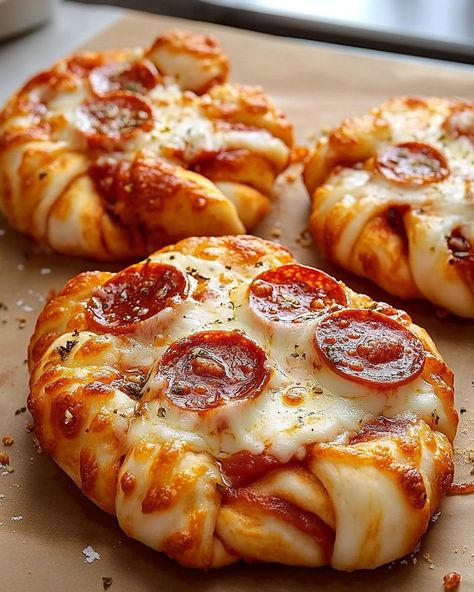 "WOULD YOU EAT THIS TREMENDOUS 🍕 Four Cheese Pepperoni Pizza Knots 🧀? ""Perfect for game night or a fun family dinner, these cheesy delights are sure to please!"" 🍽️ Ingredients 🍽️ - 1/4 cup Parmesan cheese, grated - 1/4 cup provolone cheese, shredded - 1/2 cup mozzarella cheese, shredded - 1/2 cup marinara sauce - 1 tsp Italian seasoning - 1 egg, beaten (for egg wash) - 1/2 cup pepperoni slices - 1/4 cup cheddar cheese, shredded - 1 lb pizza dough 🧑‍🍳 Directions 🧑‍🍳 1. Preheat your oven t... Pizza Knots, Square Pizza, Cheesy Pizza, Food Babe, Edible Food, Provolone Cheese, Yummy Comfort Food, Food Recepie, Egg Wash