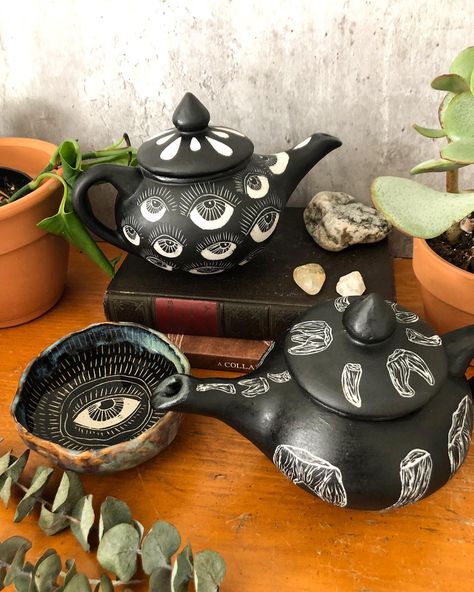 Ceramics Hand Building Ideas, Lotr Pottery, Acotar Pottery, Big Clay Projects, Goth Pottery, Pottery Underglaze Ideas, Witchy Ceramics, Spooky Ceramics, Living Room Witchy