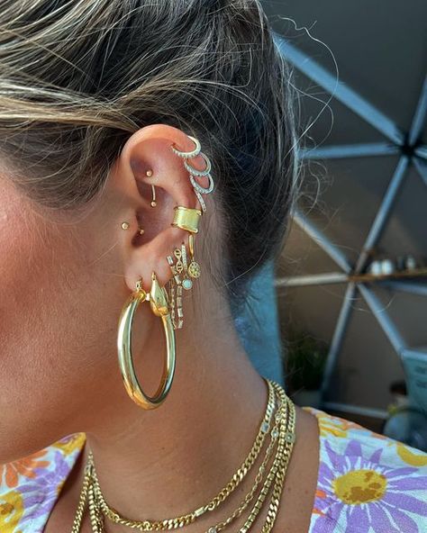 Dangle Earrings Outfit, Getting Ears Pierced, Cute Nose Rings, Piercings Ear, Piercing Inspo, Cool Piercings, Ear Style, Ear Party, Body Jewelry Piercing