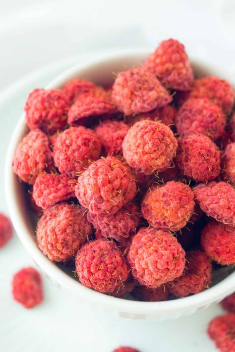 These DIY Oven Dried Raspberries are perfect for baking, granola, trail-mixes, and cereals. Grind them up into a powder to use when you want real raspberry flavor and color but not the liquid - think raspberry frosting! But the best reason to make these DIY Oven Dried Raspberries is White Chocolate Raspberry Cookies! White Chocolate Raspberry Cookies, Chocolate Raspberry Cookies, Diy Oven, Raspberry Granola, Raspberry Cheesecake Cookies, Diy Foods, Raspberry Frosting, Raspberry Crumble, Vegan White Chocolate