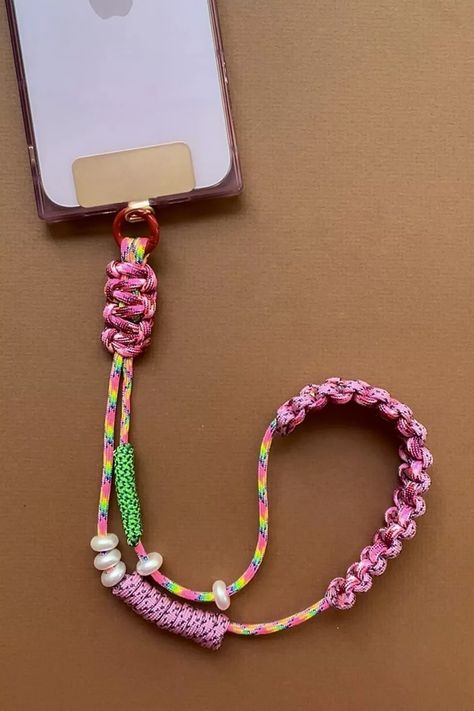 Macrame Phone Strap, Phone Charms Diy, Iphone Necklace, Diy Bag Strap, Paracord Strap, Paracord Projects Diy, Diy Lanyard, Paracord Keychain, Knots Diy