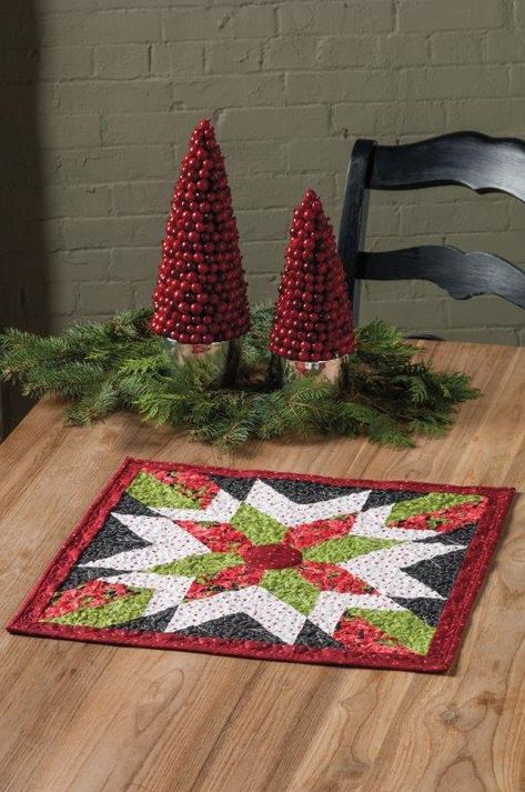 Christmas Handmade Gifts, Upcycled Books Crafts, Poinsettia Table Runner, Christmas Table Runner Pattern, Quilted Table Runners Christmas, Christmas Quilting Projects, Christmas Table Toppers, Table Topper Patterns, Quilt Pattern Book