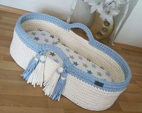 Baby Sleeping Basket, Angel Baby Crochet, Cozy Baby Room, Baby Gifts To Make, New Mom Gift Basket, Crochet Doily Rug, Mom Gift Basket, Yarn Basket, Baby Moses