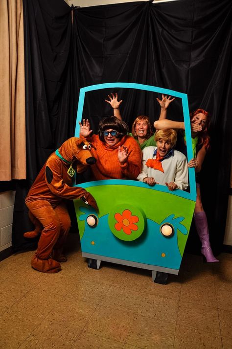 Mystery Machine Photo Prop, Scooby Doo Office Decorations, Scooby Trunk Or Treat Ideas, Scooby Doo Mystery Machine Diy, Scooby Doo Halloween Door Decorations, Scooby Doo Homecoming Float, Scooby Doo Door Decoration Halloween, Scooby Doo Photo Booth, Scooby Doo Hallway Decorations