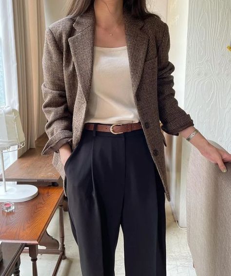 Fall Fashion 2024 Women Business Casual, Fall Pant Outfits, Euro Chic Style Outfit Ideas, Professor Woman Aesthetic, Autumn Corporate Outfits, Classy Outfits For Women Fall, Professor Outfits Women Summer, Elegant Blazers For Women, Blazer Outfits Professional