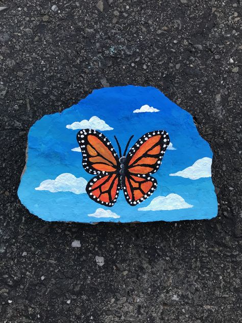 monarch butterfly painted on a rock Butterfly On Rock Painting, Butterfly Rock Art, Butterfly Rock Painting Easy, Butterfly Rock Painting, Flower Rocks, Paint Rock, Rock Painting Designs, Butterfly Painting, Painting Designs