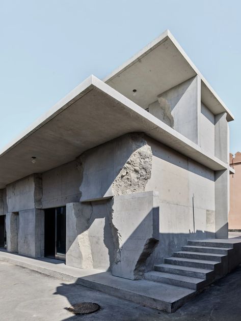 Studio Anne Holtrop’s Restored Qaysariyah Suq Hints At The Spirit Of Ancient Bahrain Culture - IGNANT Anne Holtrop, Ck Eternity, Coral House, Hidden Lighting, Stone Architecture, Concrete Building, Vernacular Architecture, Minimal Home, Construction Design