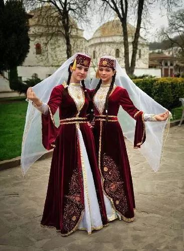 Turkish Clothing, Costumes Around The World, Turkish Culture, National Dress, Ethnic Outfits, Folk Dresses, Folk Fashion, Traditional Fashion, Folk Costume