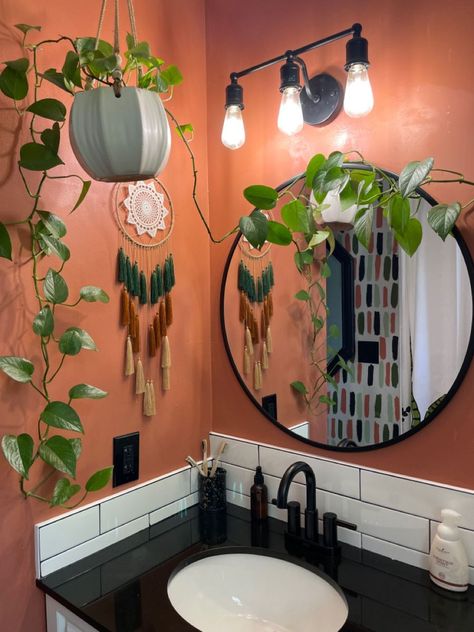 Terracotta Accent Wall Bathroom, Terra Cotta Bathroom Decor, Terracotta Painted Bathroom, Brown Boho Bathroom, Terracotta And Black Bathroom, Boho Bathroom Colors, Afro Boho Bathroom, Terracotta Paint Bathroom, Bathroom Round Mirror Ideas