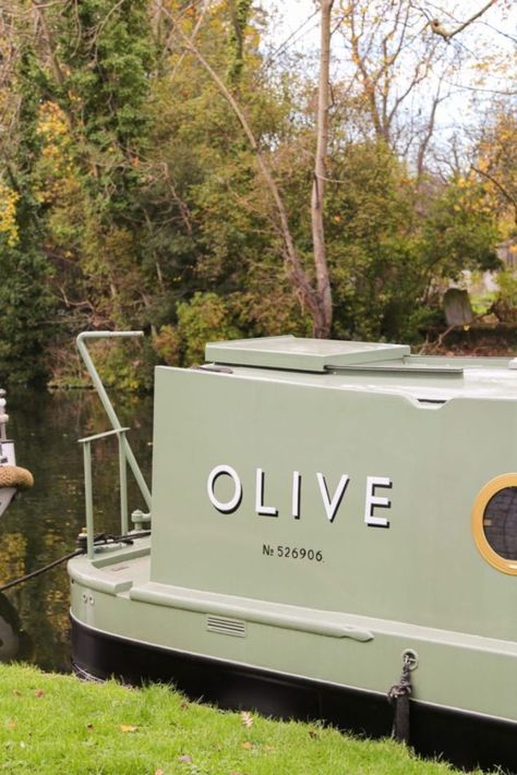 Minimalists can live on the water at this modern narrowboat, moored at Regent’s Canal in London by Pringle & Booth. The 59-ft-long houseboat is named Olive and was built in 2019. Its bespoke interiors were outfitted by its architect owners, with a soft colour palette and reclaimed maple gym flooring and white subway-style tiles. #design #architecture #minimalism #houseboat Linen Blind, Narrowboat Interiors, Floating Homes, Regents Canal, Living On A Boat, Maple Floors, Double Glass Doors, London Living, Boat Interior