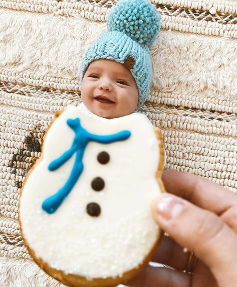 MADISON FISHER on Instagram: “I ate the CUTEST cookie this morning!🤣 hahahaha ⛄️ Thanks @sarahknuth for the cute idea! Finding this snowman cookie from Starbucks was a…” Madison Fisher, Baby Holiday Photos, Christmas Story Books, Christmas Baby Pictures, Snowman Cookie, Christmas Poses, Baby Christmas Photos, Christmas Photo Props, Cute Christmas Outfits